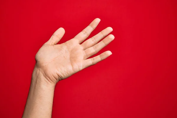 Hand Eines Kaukasischen Jungen Mannes Mit Fingern Über Isoliertem Rotem — Stockfoto