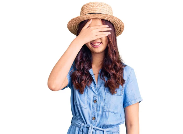 年轻美丽的中国姑娘戴着夏帽 面带微笑 满脸笑容 惊讶极了 盲目概念 — 图库照片