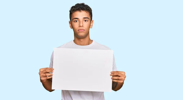 Joven Hombre Afroamericano Guapo Sosteniendo Blanco Banner Vacío Pensamiento Actitud —  Fotos de Stock