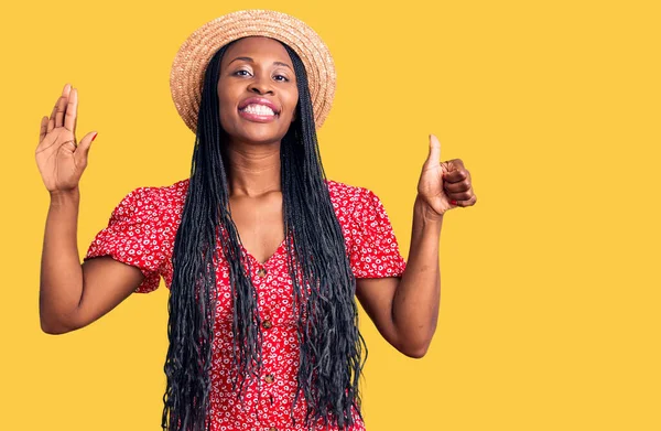 Genç Afro Amerikalı Kadın Yaz Şapkası Takıyor Altı Numaralı Parmaklarıyla — Stok fotoğraf