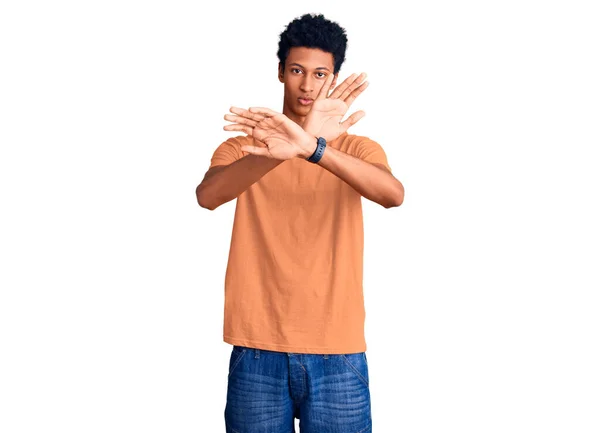 若いアフリカ系アメリカ人の男性は 負の記号を行う腕を横断カジュアルな服を拒否式を着て 怒っている顔 — ストック写真
