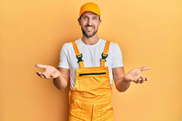Ung Stilig Man Bär Handyman Uniform Över Gul Bakgrund Ler — Stockfoto