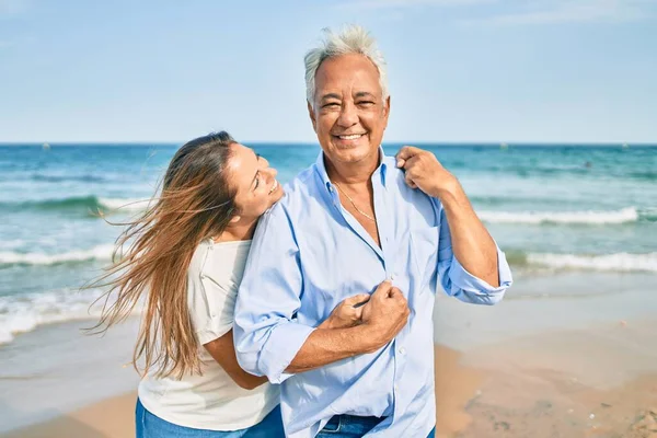 Pareja Hispana Mediana Edad Sonriendo Feliz Abrazándose Caminando Playa — Foto de Stock