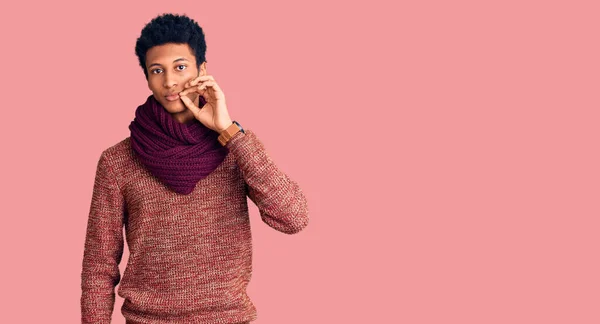 カジュアルな冬のセーターとスカーフの口と唇を身に着けている若いアフリカ系アメリカ人の男性は指でジップとしてシャットダウンします 秘密裏に黙ってタブーを語る — ストック写真