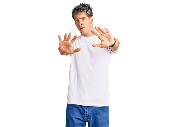 Jovem Bonito Homem Vestindo Casual Branco Tshirt Fazendo Parar Gesto — Fotografia de Stock