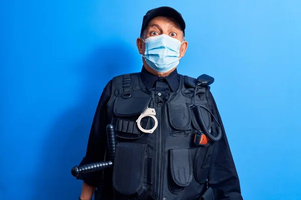 Mannelijke Senior Politieman Met Medisch Gezichtsmasker — Stockfoto