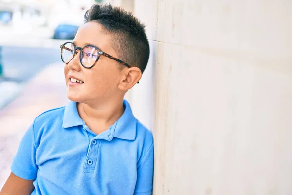 Şehrin Caddesinde Duvara Yaslanmış Gözlüklü Sevimli Çocuk — Stok fotoğraf