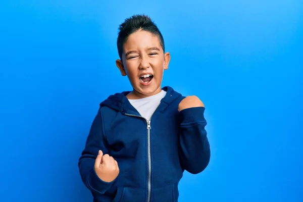 Μικρό Αγόρι Ισπανόφωνο Παιδί Φορώντας Casual Σπορ Σακάκι Γιορτάζει Έκπληκτος — Φωτογραφία Αρχείου