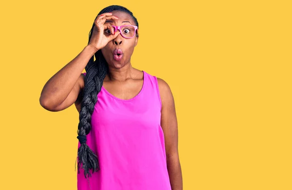Młoda Afroamerykanka Luźnych Ciuchach Okularach Wykonująca Gest Wstrząśnięta Zaskoczoną Twarzą — Zdjęcie stockowe