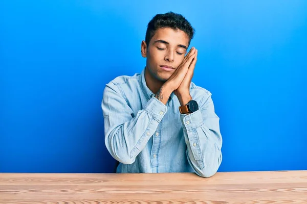 Giovane Bell Uomo Afro Americano Che Indossa Abiti Casual Seduto — Foto Stock