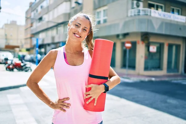 Orta Yaşlı Sporcu Kadın Şehirde Yoga Minderi Tutarken Mutlu Bir — Stok fotoğraf