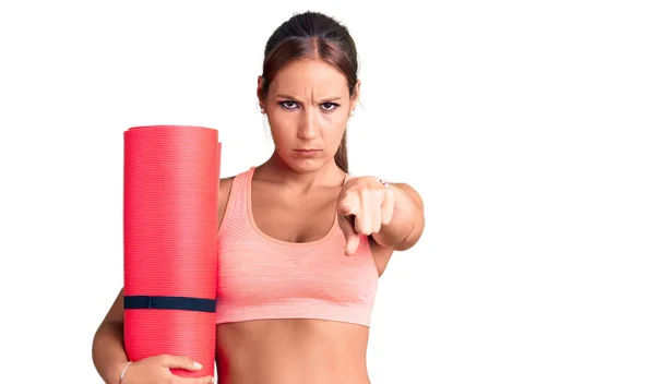 Young Beautiful Hispanic Woman Holding Yoga Mat Pointing Finger Camera — Stock Photo, Image