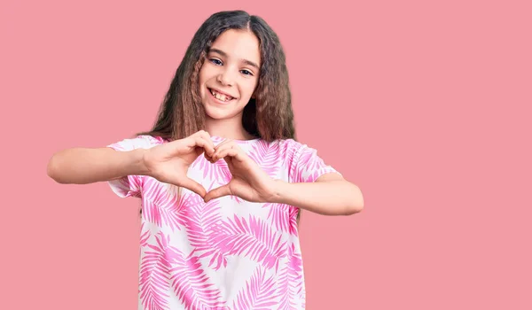 Menina Criança Hispânica Bonito Vestindo Roupas Casuais Sorrindo Amor Fazendo — Fotografia de Stock