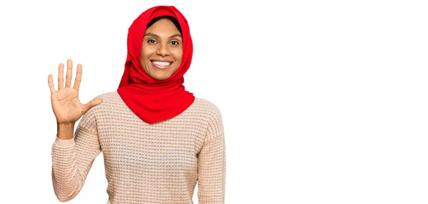 Ung Afrikansk Amerikansk Kvinna Bär Traditionell Islamisk Hijab Halsduk Visar — Stockfoto