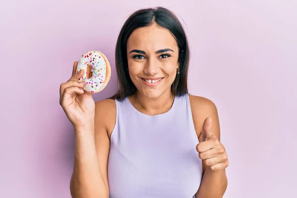 Joven Morena Sosteniendo Sabrosa Rosquilla Colorida Sonriendo Feliz Positiva Pulgar — Foto de Stock