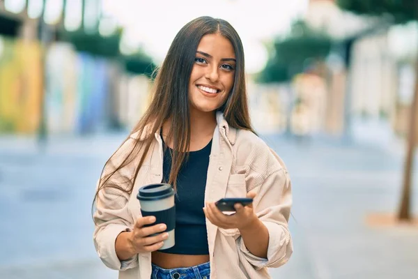 잠꾸러기 소녀는 스마트폰으로 행복하게 마시며 도시에서 커피를 빼앗아 — 스톡 사진