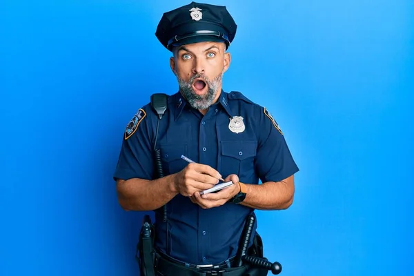 Středního Věku Pohledný Muž Policejní Uniformě Psaní Provozu Jemné Strach — Stock fotografie