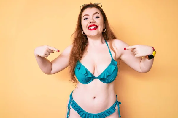 Joven Pelirroja Vestida Bikini Que Mira Confiada Con Sonrisa Cara — Foto de Stock