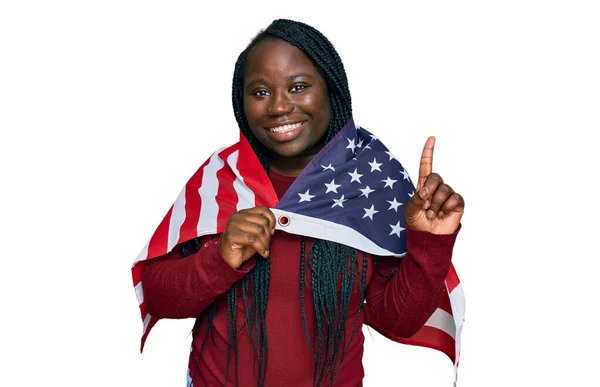 Fiatal Fekete Copfokkal Tartja Egyesült Államok Zászlaját Meglepve Egy Ötlettel — Stock Fotó