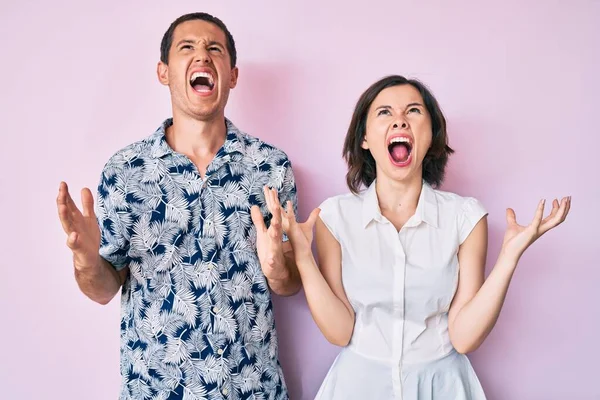 Hermosa Pareja Vistiendo Ropa Casual Loca Loca Gritando Gritando Con — Foto de Stock