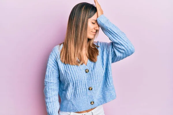 Brunette Young Woman Wearing Casual Clothes Surprised Hand Head Mistake — Stock Photo, Image