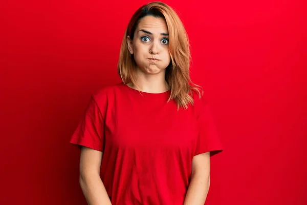 Günlük Kırmızı Tişört Giyen Spanyol Genç Kadın Komik Yüzlü Yanakları — Stok fotoğraf
