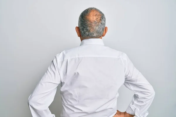 Knappe Senior Man Met Casual Wit Shirt Naar Achteren Kijkend — Stockfoto