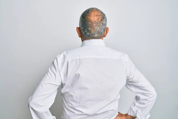 Bonito Homem Sênior Vestindo Camisa Branca Casual Para Trás Olhando — Fotografia de Stock