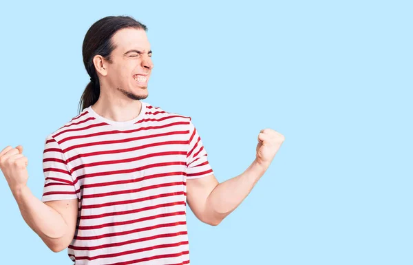 Junger Erwachsener Mann Mit Langen Haaren Lässig Gestreiftes Shirt Sehr — Stockfoto