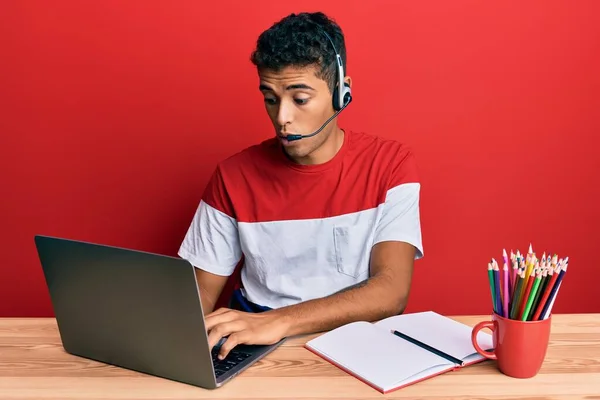 Jovem Afro Americano Bonito Trabalhando Escritório Usando Fone Ouvido Operador — Fotografia de Stock