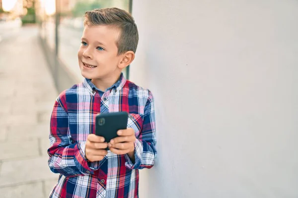 Adorable Chico Caucásico Sonriendo Feliz Usando Teléfono Inteligente Ciudad —  Fotos de Stock