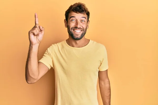 Homem Bonito Com Barba Vestindo Camiseta Amarela Casual Sobre Fundo — Fotografia de Stock