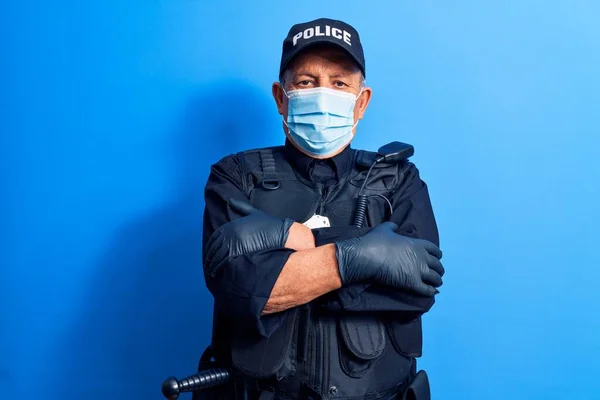 Mannelijke Senior Politieman Met Medisch Gezichtsmasker — Stockfoto