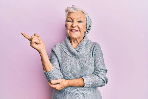 Senior Mujer Pelo Gris Con Suéter Lana Sombrero Invierno Sonriendo — Foto de Stock