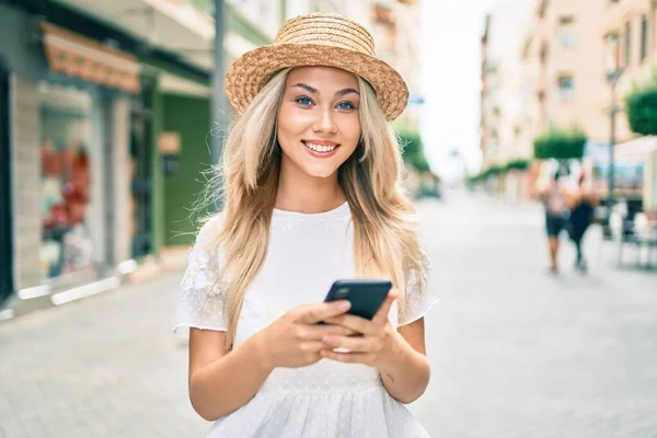 Young Caucasian Tourist Girl Smiling Happy Using Smartphone Street City — Stock Photo, Image