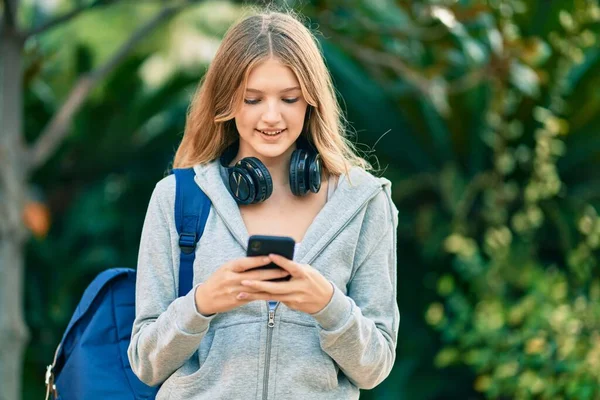 Vackra Kaukasiska Student Tonåring Ler Glad Med Smartphone Parken — Stockfoto