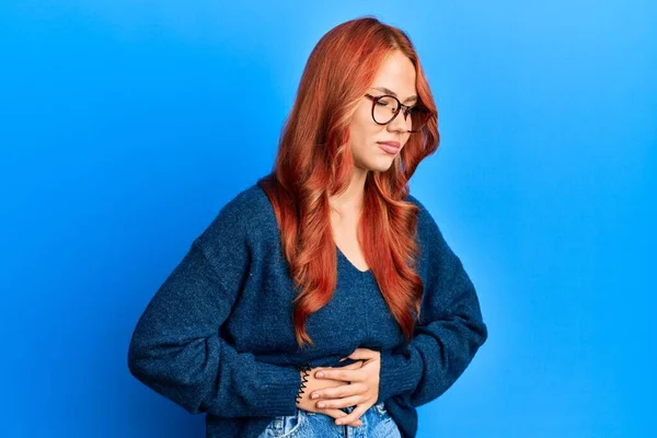 Mujer Pelirroja Hermosa Joven Con Suéter Casual Gafas Sobre Fondo — Foto de Stock