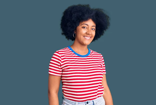 Mladý Africký Americký Dívka Sobě Ležérní Oblečení Vypadá Pozitivně Šťastně — Stock fotografie