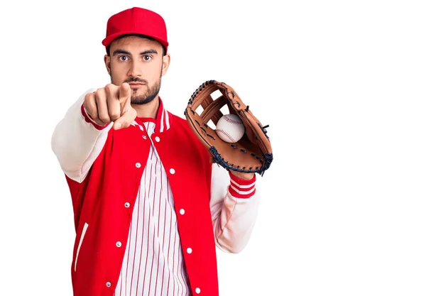 Молодой Красивый Мужчина Бейсбольными Перчатками Указывая Пальцем Камеру Тебя Уверенный — стоковое фото