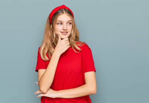 Gyönyörű Fiatal Kaukázusi Lány Alkalmi Piros Pólóban Kezével Állán Gondolkodva — Stock Fotó