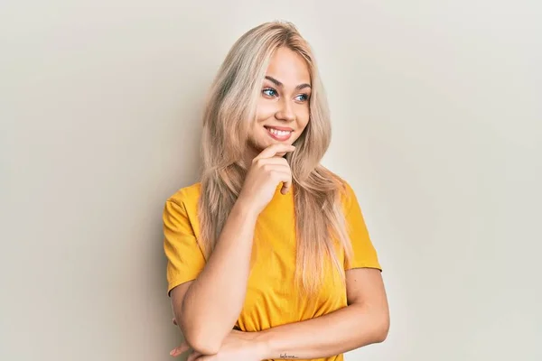 Vacker Kaukasiska Blond Flicka Bär Casual Tshirt Med Hand Hakan — Stockfoto