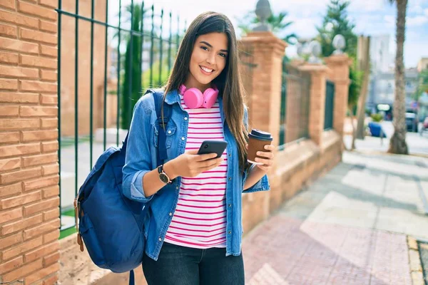 Joven Estudiante Hispana Sonriendo Feliz Usando Smartphone Tomando Café Ciudad —  Fotos de Stock