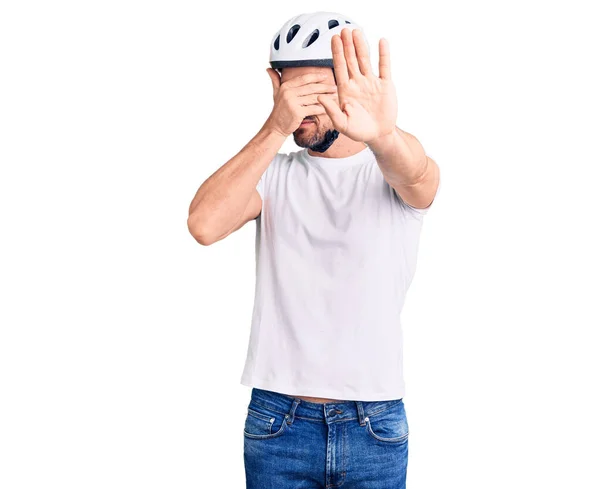 Pemuda Tampan Memakai Helm Bersepeda Menutupi Mata Dengan Tangan Dan — Stok Foto