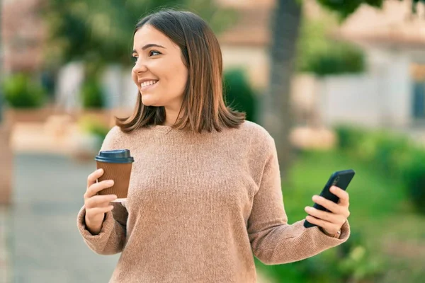 Genç Spanyol Kadın Akıllı Telefon Kullanıyor Parkta Kahve Içiyor — Stok fotoğraf