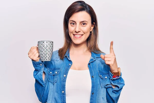 Jonge Mooie Vrouw Met Koffie Glimlachend Met Een Idee Vraag — Stockfoto