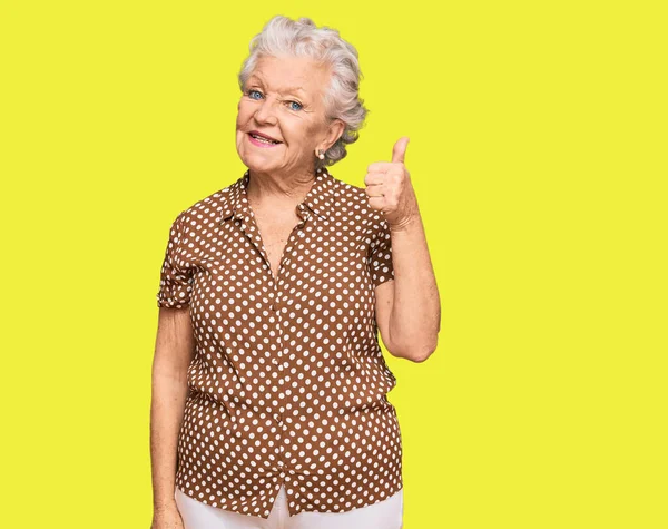 Senior Grijs Harige Vrouw Draagt Casual Kleding Lachend Gelukkig Positief — Stockfoto