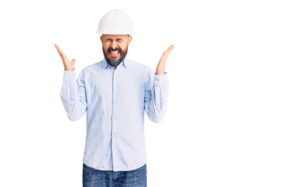 Jovem Homem Bonito Vestindo Chapéu Duro Arquiteto Celebrando Louco Louco — Fotografia de Stock