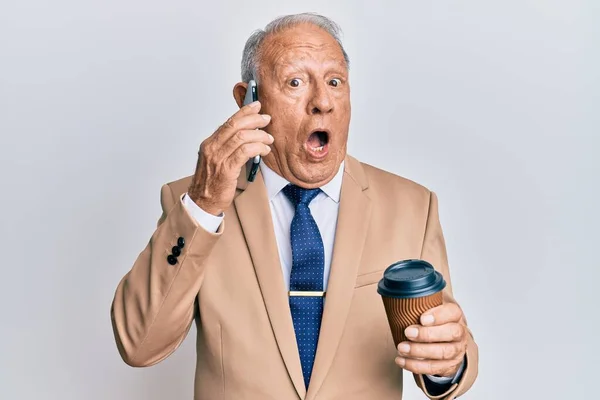 Uomo Anziano Caucasico Che Parla Sullo Smartphone Beve Una Tazza — Foto Stock
