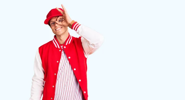 Jovem Homem Bonito Vestindo Uniforme Beisebol Sorrindo Feliz Fazendo Sinal — Fotografia de Stock