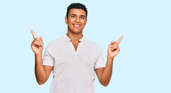 Joven Árabe Vestido Con Ropa Casual Sonriendo Confiado Señalando Con —  Fotos de Stock